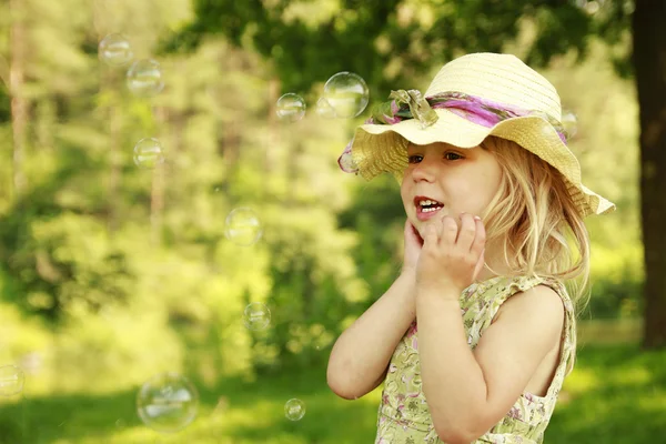 Kleines Mädchen mit Seifenblasen — Stockfoto
