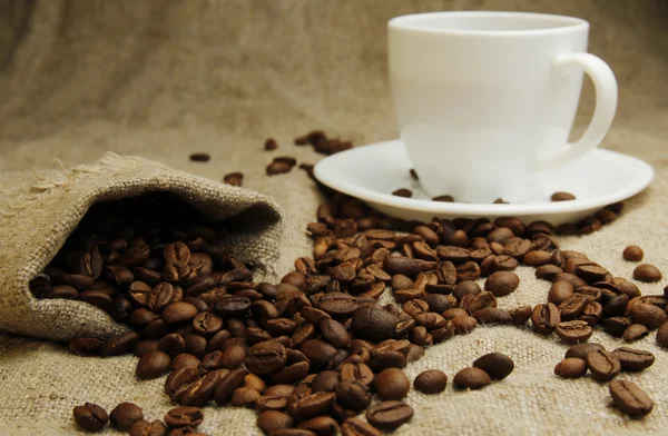 Caneca de café e grãos de café — Fotografia de Stock