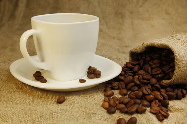 コーヒー ・ マグ、コーヒー豆 — ストック写真