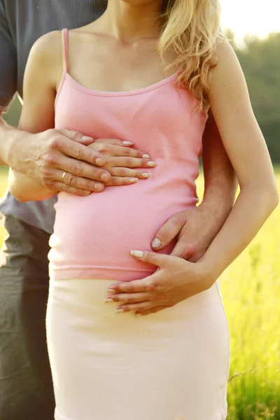 Zwangere vrouw met haar man — Stockfoto