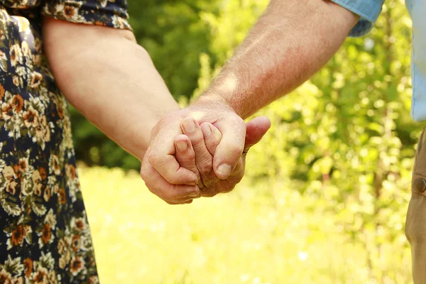 Twee handen van een bejaarde echtpaar — Stockfoto