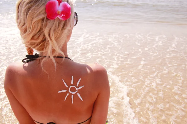 Sun cream on the female back — Stock Photo, Image