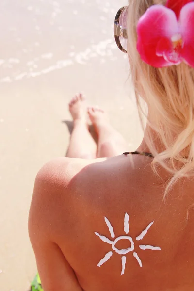 Sun krem na kobiece plecy — Zdjęcie stockowe