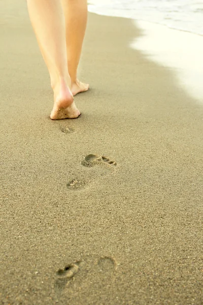 Fille laisse des empreintes dans le sable — Photo