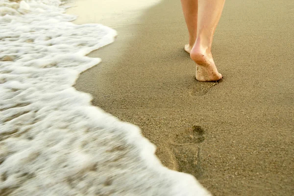 A man leaves footprints in the sand — Stock Photo, Image