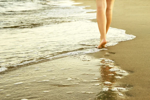 Meisje laat voetafdrukken in het zand — Stockfoto