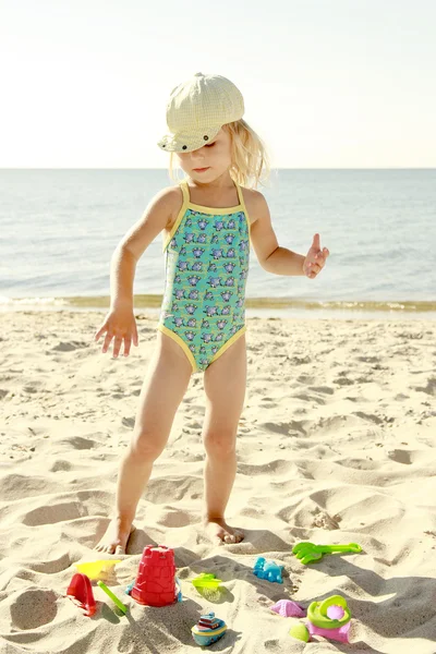 Bambina che gioca sulla riva del mare — Foto Stock