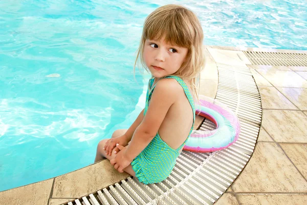 Fille dans la piscine — Photo