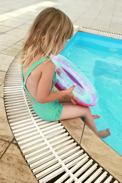 Lány a medencében — Stock Fotó