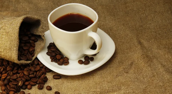 Coffee mug and coffee beans — Stock Photo, Image