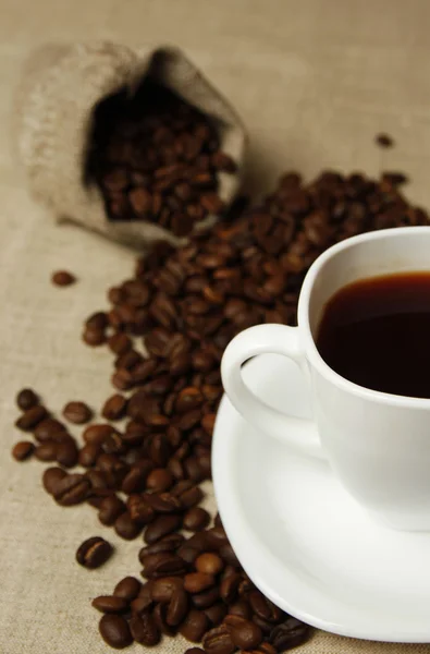 Coffee mug and coffee beans — Stock Photo, Image