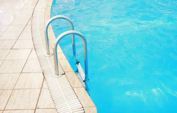 Passos em uma piscina de água — Fotografia de Stock