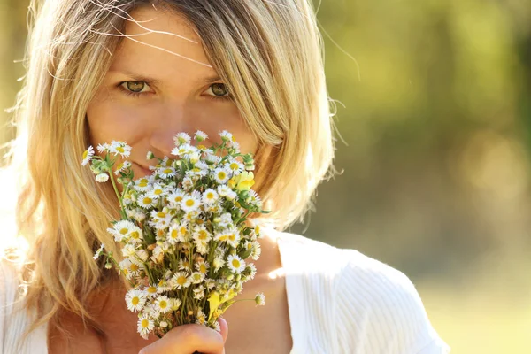 Young girl with a bouquet — Stock Photo, Image