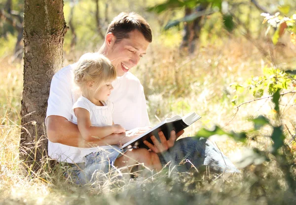 Vader en dochter leest Bijbel — Stockfoto