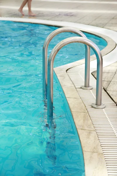 Passos na piscina — Fotografia de Stock