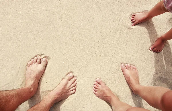 Empreintes familiales dans le sable — Photo