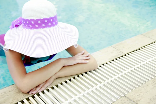 Dívka ve vodě bazénu — Stock fotografie