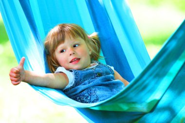 güzel küçük bir kız bir hamakta yatan