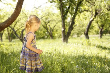 sabun köpüğü ile küçük kız