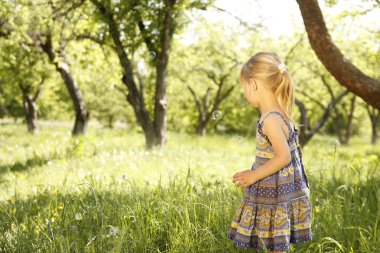 sabun köpüğü ile küçük kız