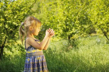 sabun köpüğü ile küçük kız