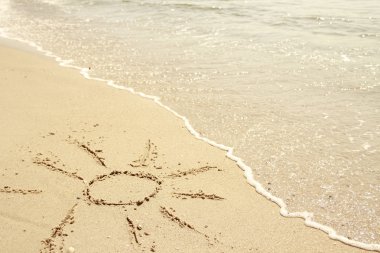 güneş kum sahil üzerinde çizilmiş