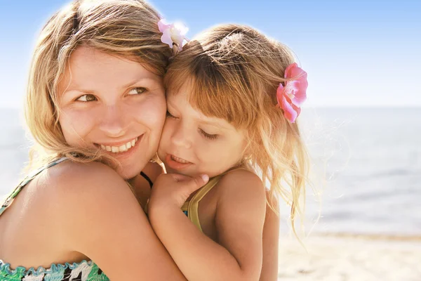 Mãe com filhinha brincando na praia — Fotografia de Stock