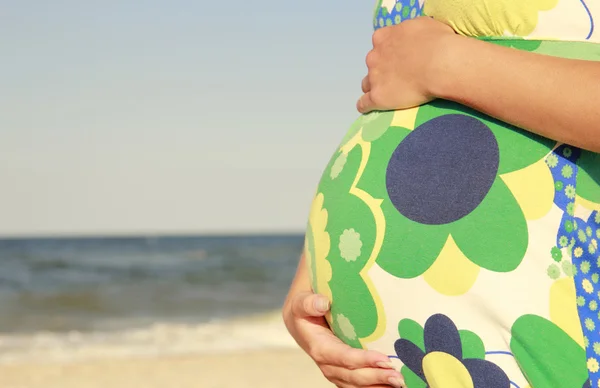 해변에 임신 한 여자 — 스톡 사진