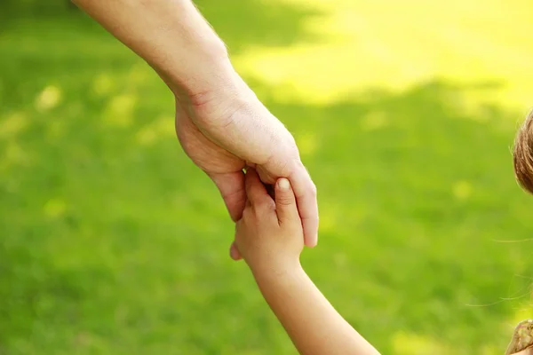 Ouder houdt de hand van een klein kind — Stockfoto