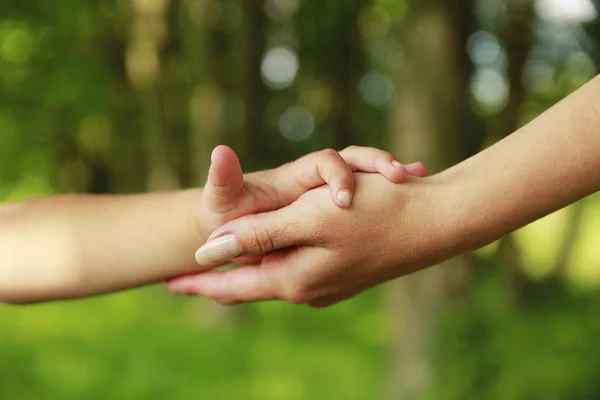 Parent holds the hand of a small child — Stock Photo, Image