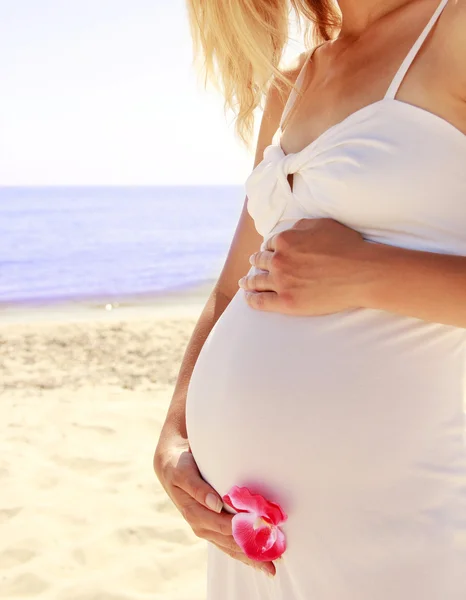 Donna incinta sulla spiaggia — Foto Stock