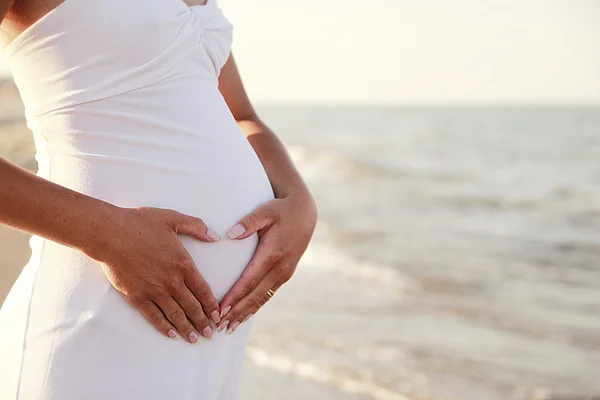 Donna incinta sulla spiaggia — Foto Stock