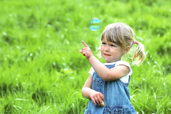 Sabun köpüğü ile küçük kız — Stok fotoğraf