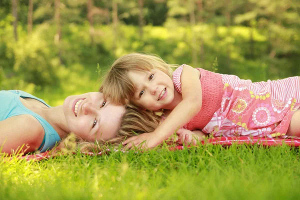 Moeder met baby op gras — Stockfoto