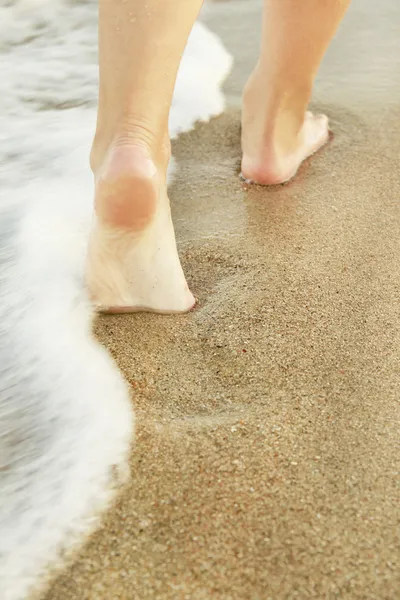 Een man verlaat voetafdrukken in het zand — Stockfoto