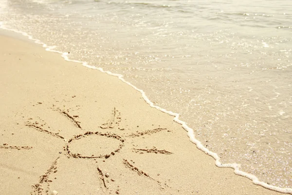 Soleil attiré dans le sable sur le bord de la mer — Photo