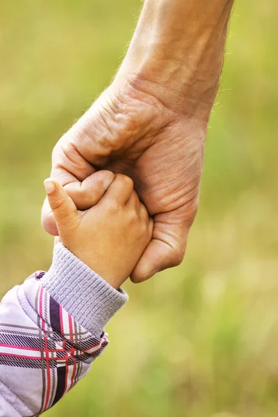 Hand von Eltern und Kind — Stockfoto