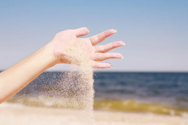 Hand häller sand — Stockfoto