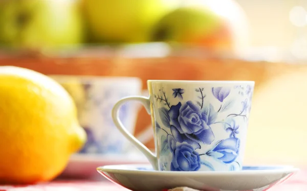 Mugg te och frukt på picknick — Stockfoto