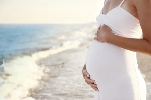 Gravid kvinna på stranden — Stockfoto