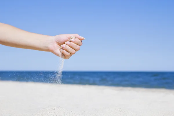 Рука наливает песок — стоковое фото
