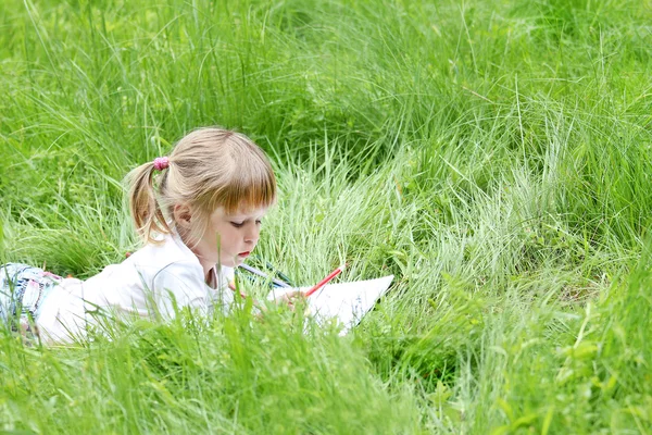 Bela menina desenha na natureza — Fotografia de Stock