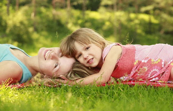 Мама играет с маленькой дочерью на траве — стоковое фото