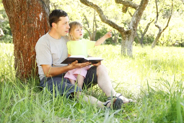 Vader met dochtertje leest de Bijbel — Stockfoto