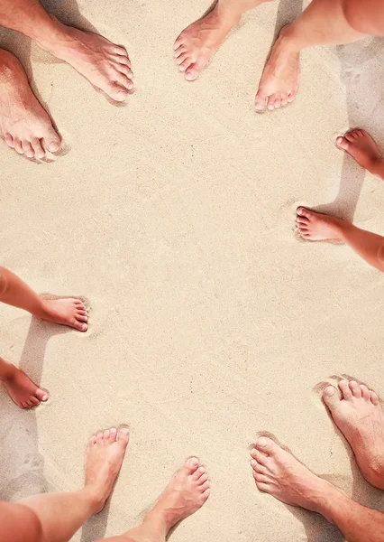Empreintes familiales dans le sable — Photo
