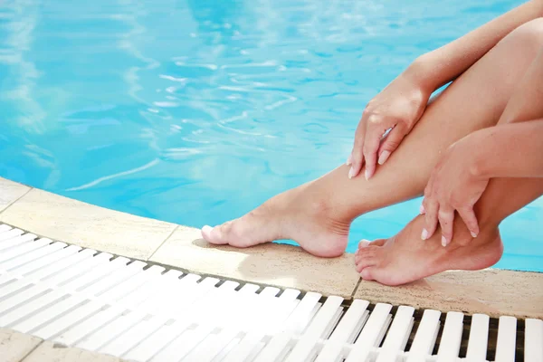 Su havuzu kadın bacakları — Stok fotoğraf