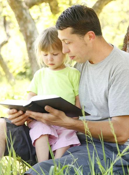 Babasının küçük kızı olan İncil'i okur — Stok fotoğraf