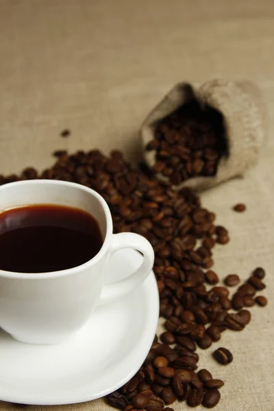 Tazza di caffè e chicchi di caffè — Foto Stock