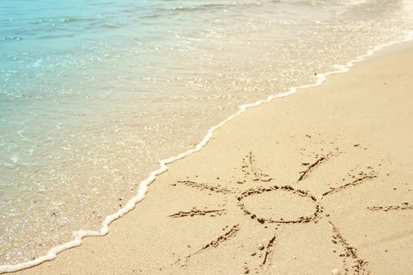 Soleil attiré dans le sable sur le bord de la mer — Photo