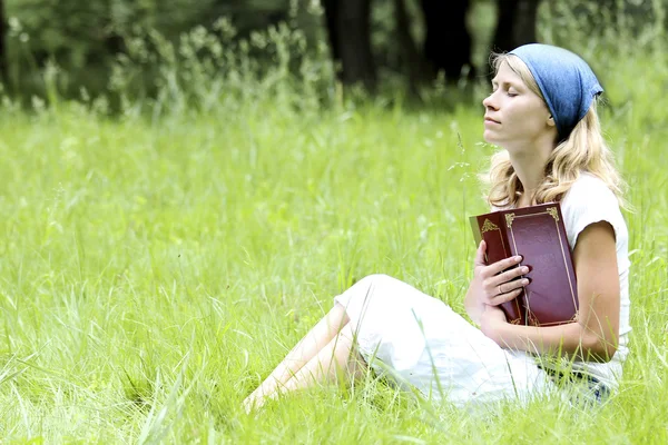 Mladá dívka čte Bibli — Stock fotografie